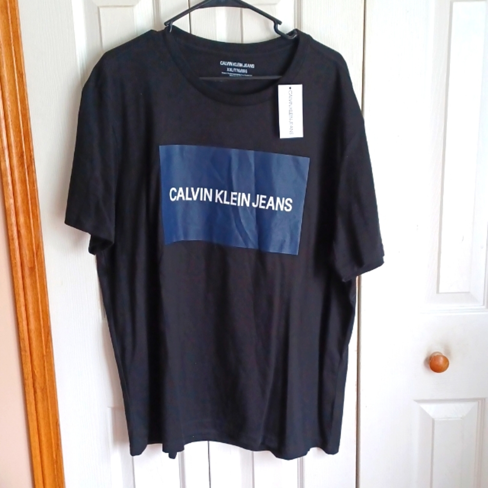Men calvin klein tee with detail on front...xxl
